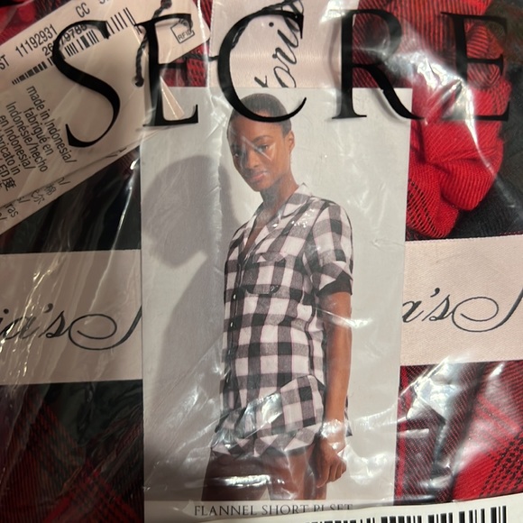 Victoria Secret - Picture 2 of 2